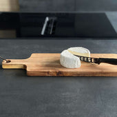 Lade das Bild in den Galerie-Viewer, Intirilife Schneidebrett aus Holz - Gesamtgröße 43 x 15 x 1.8 cm - Schneidefläche 33 x 15 cm - Küchenbrett für Fleisch Käse Charcuterie Brot Gemüse Servierbrett Tranchierbrett Hackbrett