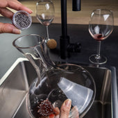 Lade das Bild in den Galerie-Viewer, Intirilife Glas Karaffe mit 1.8 Liter für Rotwein mit Reinigungsperlen - Dekantierkapazität 750ml - Bleifreies Kristallglas Dekanter Mundgeblasen Weinbelüfter Weinkaraffe
