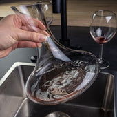 Lade das Bild in den Galerie-Viewer, Intirilife Glas Karaffe mit 1.8 Liter für Rotwein mit Reinigungsperlen - Dekantierkapazität 750ml - Bleifreies Kristallglas Dekanter Mundgeblasen Weinbelüfter Weinkaraffe
