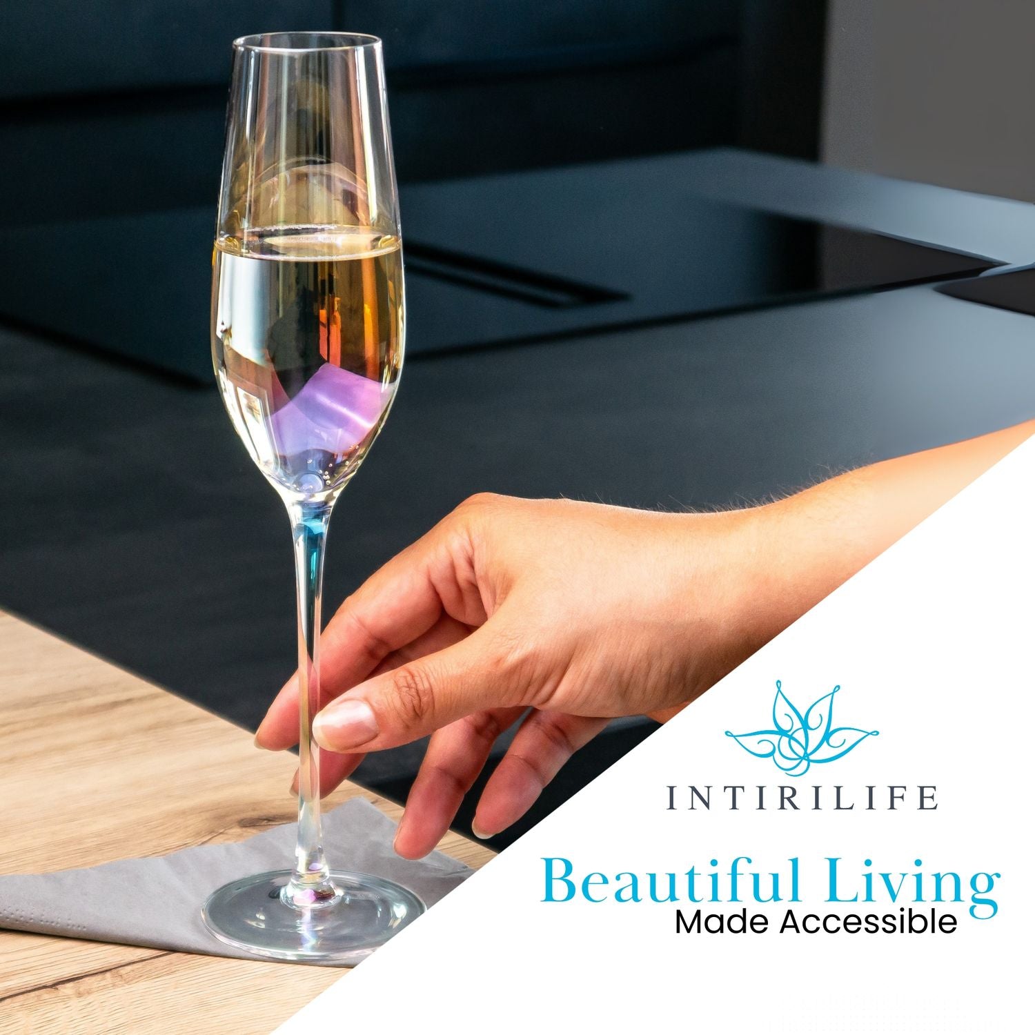 Intirilife Champagner Glas mit Regenbogen Schimmer und Wellenform - 200 ml Füllmenge