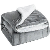 Lade das Bild in den Galerie-Viewer, Intirilife Sherpa Decke Kuscheldecke in Grau - 200 x 150 cm - Flauschig warme Fleece Decke als Couchdecke Wohndecke Indoor Outdoor extra weich
