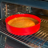 Lade das Bild in den Galerie-Viewer, Intirilife 4-teiliges Kuchenbackformen Set Rund aus Silikon in Rot - 10 cm / 16.3 cm / 19.8 cm / 25 cm - Zum Backen von Torten Kuchen Schichttorten
