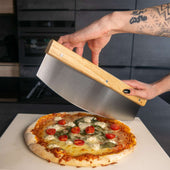 Lade das Bild in den Galerie-Viewer, Intirilife Profi Pizzaschneider in Braun Wiegemesser mit Edelstahlklinge - 35.3 x 10.8 x 2 cm - Großes Pizzamesser Kräutermesser mit Klingenschutz
