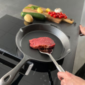 Lade das Bild in den Galerie-Viewer, Intirilife Gusseisen Pfanne - Rund 30 cm Durchmesser - 4.5 cm Höhe - 3.3 kg - Eisenpfanne mit zwei Griffen und Ausgießer Bratpfanne Servierpfanne für Herd und Grill
