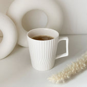 Lade das Bild in den Galerie-Viewer, Intirilife Kaffee Tasse in Weiß mit 400 ml Füllmenge - 12.5 x 7.1 / 9.4 x 10.5 cm - Tee Tasse mit gerilltem Muster, Becher mit Henkel, Trinkbecher für Kaffee, Tee, Milch, Kakao und vielem mehr
