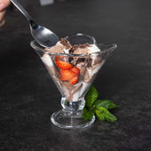 Lade das Bild in den Galerie-Viewer, Intirilife 6er Set Eisbecher aus Glas  - 6 x 150 ml - Eisgläser Eisschalen Dessertschale - Dessertgläser mit Standfuß, Dessertbecher Servierschalen Set, 6 Stück- Spülmaschinenfest
