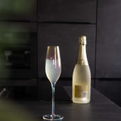 Lade das Bild in den Galerie-Viewer, Intirilife Champagner Glas mit Regenbogen Schimmer und Wellenform - 200 ml Füllmenge - Sekt Prosecco Glas Spülmaschinenfest Kristallglas stoßfest
