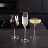 Lade das Bild in den Galerie-Viewer, Intirilife Champagner Glas mit Regenbogen Schimmer und Wellenform - 200 ml Füllmenge - Sekt Prosecco Glas Spülmaschinenfest Kristallglas stoßfest
