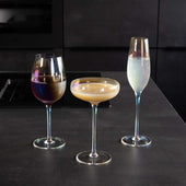 Lade das Bild in den Galerie-Viewer, Intirilife Martini Glas mit Regenbogen Schimmer und Wellenform - 140 ml Füllmenge - Cocktail Glas Schale Spülmaschinenfest Kristallglas stoßfest
